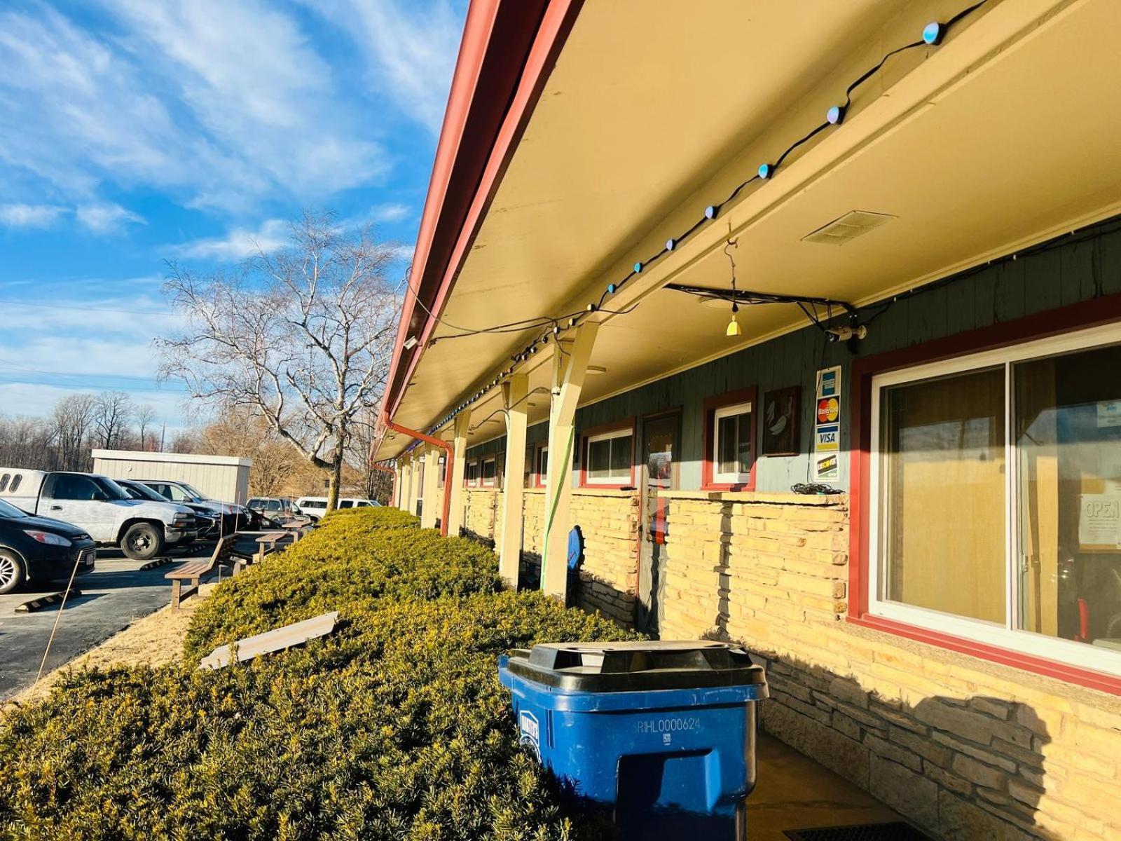 Wisconsin-Aire Motel By Oyo Random Lake Exterior photo